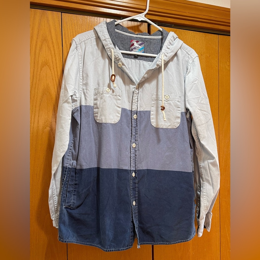 Modern Amusement Button Front Front Hooded Shirt Size Large